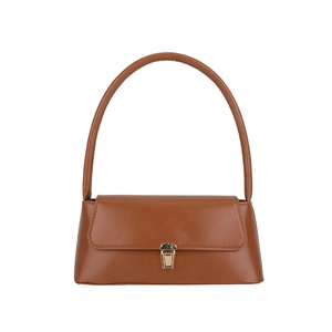 Sac baguette minimaliste en cuir beige avec boucle dorée sur fond blanc pour femme