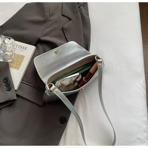 Sac bandoulière argenté brillant avec intérieur pour téléphone et rouge à lèvres