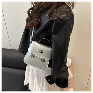Borsa a tracolla argento metallizzato abbinata a giacca di pelle e gonna bianca