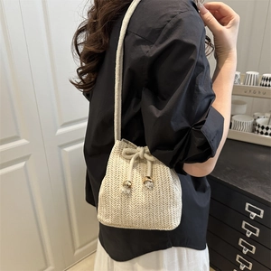 Modische beige gewebte Beuteltasche mit Kordelzug für Sommerstrand und Freizeitlook