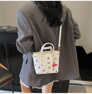 Mini sac cabas blanc chic avec imprimés cerises et détail charmant pendentif cerise