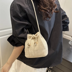 Modische beige Strohbeuteltasche mit Fischgrätmuster und verstellbarem Kordelzug