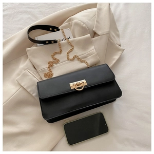 Détail du sac en cuir PU noir avec boucle dorée en D et bandoulière en chaîne dorée