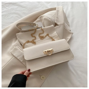 Vue détaillée du sac en cuir PU blanc crème avec une élégante bandoulière chaîne dorée