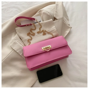 Détail du sac bandoulière rose rectangulaire avec chaîne dorée et référence de taille smartphone