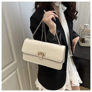 Détail du sac à bandoulière rétro blanc cassé avec chaîne dorée et boucle métallique