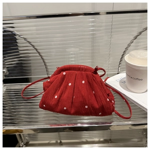 Vue détaillée du sac nuage rouge à pois avec broderie florale et bandoulière fine