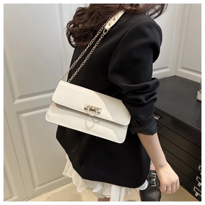 Détail du sac baguette blanc minimaliste avec fermoir anneau argenté et chaîne