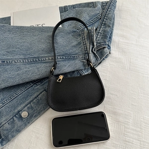 Schwarze Halbmond-Schultertasche aus strukturiertem Leder mit goldenen Metalldetails