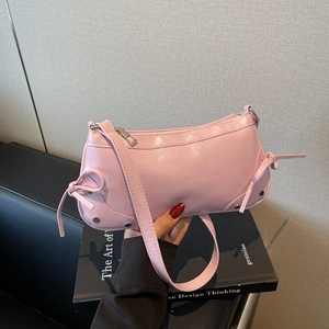 Rosafarbene Halbmond-Tasche mit dekorativen Schleifen und Metallic-Nieten