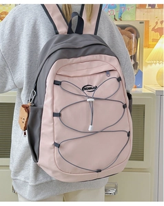 Sac à dos bicolore rose et gris avec cordon élastique et breloque ours en peluche