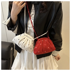 Détail de sacs nuages à fleurs tendance avec fermoir en métal rétro et tissu texturé