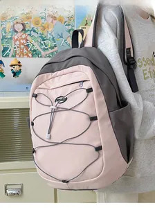 Sac à dos en nylon imperméable rose et gris avec cordon élastique porté en situation