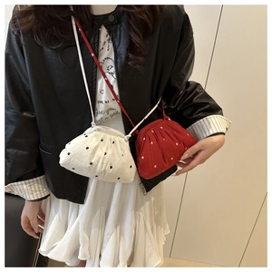Vue détaillée de mini sacs à bandoulière plissés à fleurs en rouge et blanc