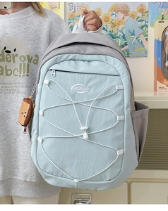 Détail du sac à dos bicolore avec cordons élastiques et pendentif en peluche mignon