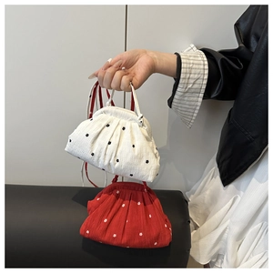 Détail de mini sacs à fleurs plissés avec fermoir métallique et fines bandoulières
