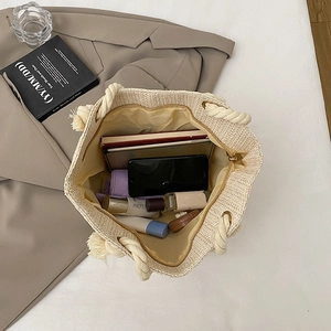 Minimalist straw tote bag for women with rope handles and large storage capacity