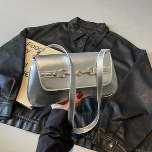 Sac sous le bras rectangulaire argenté effet cuir craquelé avec boucle mors dorée