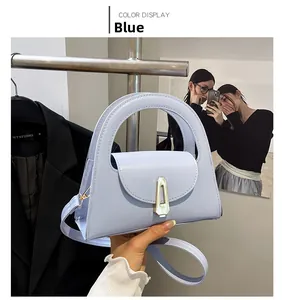 Detailansicht der hellblauen Lederhandtasche mit goldenem Rauten-Metallverschluss