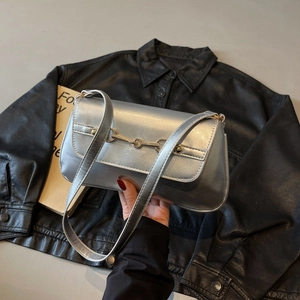 Sac à bandoulière baguette argenté chic avec fini métallisé et détail mors en métal