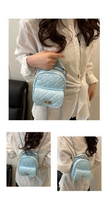 Detail des hellblauen gesteppten Mini-Rucksacks mit Kettenriemen und Metall-Drehverschluss