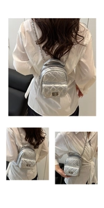 Detailansicht eines silbernen gesteppten Mini-Rucksacks mit Metallketten-Riemen
