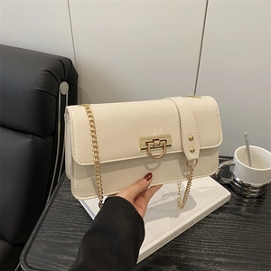 Sac à bandoulière carré rétro blanc crème avec fermoir doré et bandoulière en chaîne dorée