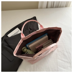 Vue intérieure du cabas rose montrant sa grande capacité pour ordinateur et accessoires
