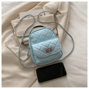 Detail eines hellblauen gesteppten Mini-Rucksacks mit silberner Kette und Drehverschluss