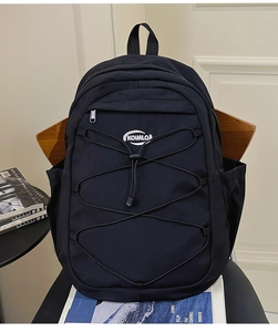 Détail du sac à dos décontracté en nylon noir avec cordon élastique et poches filets