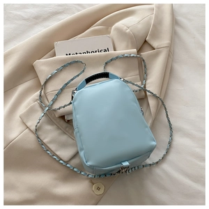 Detailansicht hellblauer gesteppter Rucksack mit Metallkettenriemen und Textur