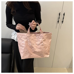Détail du sac cabas rose effet froissé montrant l'intérieur spacieux pour cartes et objets