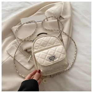 Detail der gesteppten Mini-Rucksacktasche mit silbernem Drehverschluss in Cremeweiß