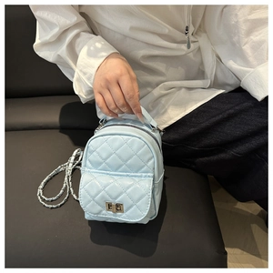 Detailansicht hellblauer gesteppter Mini-Rucksack mit goldener Hardware und Lederkette