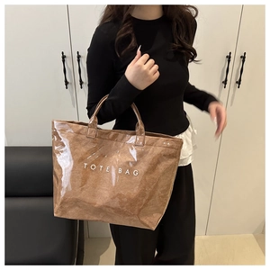 Détail d'un grand sac cabas style papier kraft marron avec inscription TOTE BAG blanche