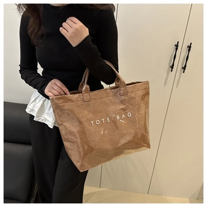 Vue détaillée d'un grand sac cabas en papier Dupont marron avec revêtement PVC brillant