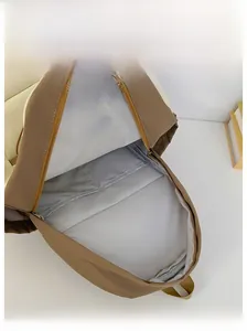 Vue interne du sac à dos léger montrant un rangement spacieux et une doublure étanche