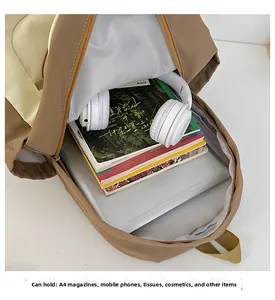 Vue de dessus du compartiment intérieur du sac à dos bicolore avec livres et ordinateur