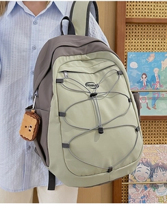 Vue latérale du sac à dos léger en nylon bicolore avec un pendentif peluche toast