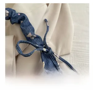 Vue macro du tissu plissé en denim bleu avec des motifs d'ours et d'étoiles imprimés
