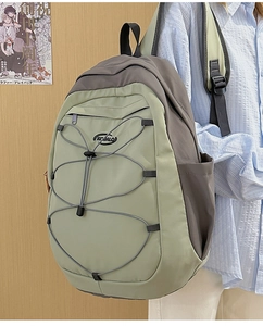 Vue détaillée du sac à dos en nylon vert sauge avec cordon de serrage et logo sur le devant