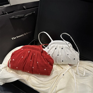 Sacs fourre-tout nuage plissés à imprimé floral en rouge et blanc, design épuré