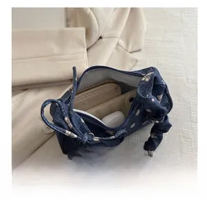 Détail de la capacité intérieure pour téléphone et portefeuille du sac en denim