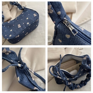 Détail du sac sous l'aisselle en jean avec imprimé ours et bandoulière froncée