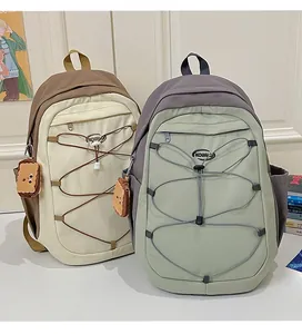 Détails de sacs à dos bicolores élégants avec cordons élastiques et breloques en peluche