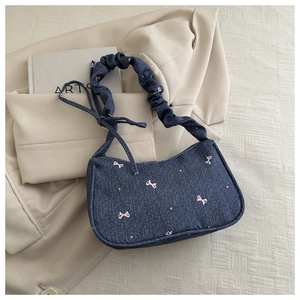 Sac bandoulière en denim bleu foncé avec broderie nœud rose et poignée à volants