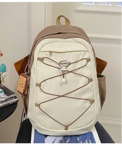 Détail du sac à dos bicolore avec cordon élastique et broderie du logo de la marque