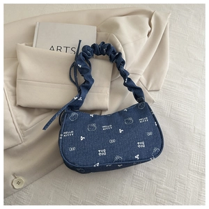 Détail du sac bandoulière en denim avec motifs Hello Kitty et poignée froncée