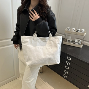 Sac fourre-tout blanc minimaliste avec gaufrage TOTE BAG et texture plissée