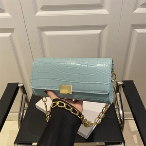 Borsa a tracolla azzurra con motivo a pietra, catena dorata e chiusura a patta chic